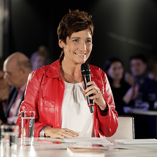 Angela Elis moderiert die Zukunftsnacht vor großem Publikum