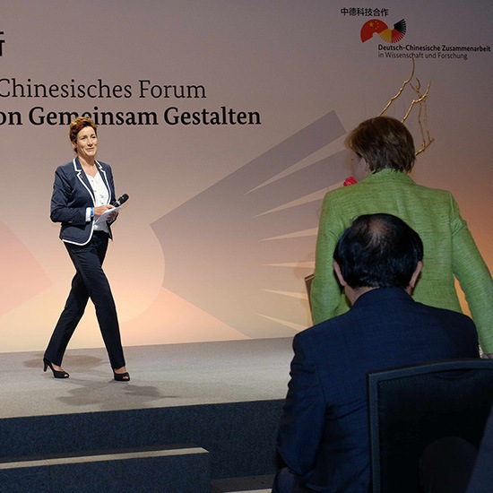Angela Elis im Gespräch mit der Bundeskanzlerin auf der Bühne