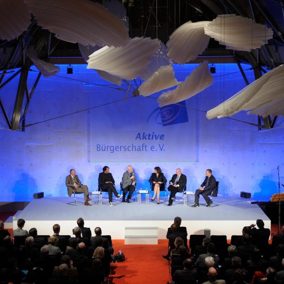 Angela Elis als Moderatorin in der Finanzwirtschaft