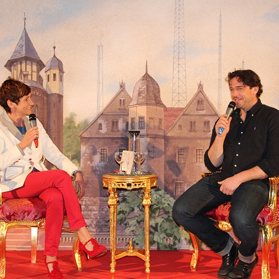 Angela Elis moderiert die Schlossgespräche im Dialog auf der Bühne