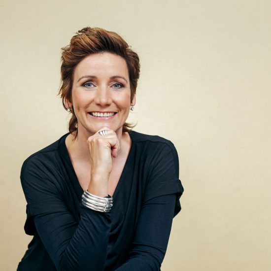 Pressefoto von Moderatorin Angela Elis
