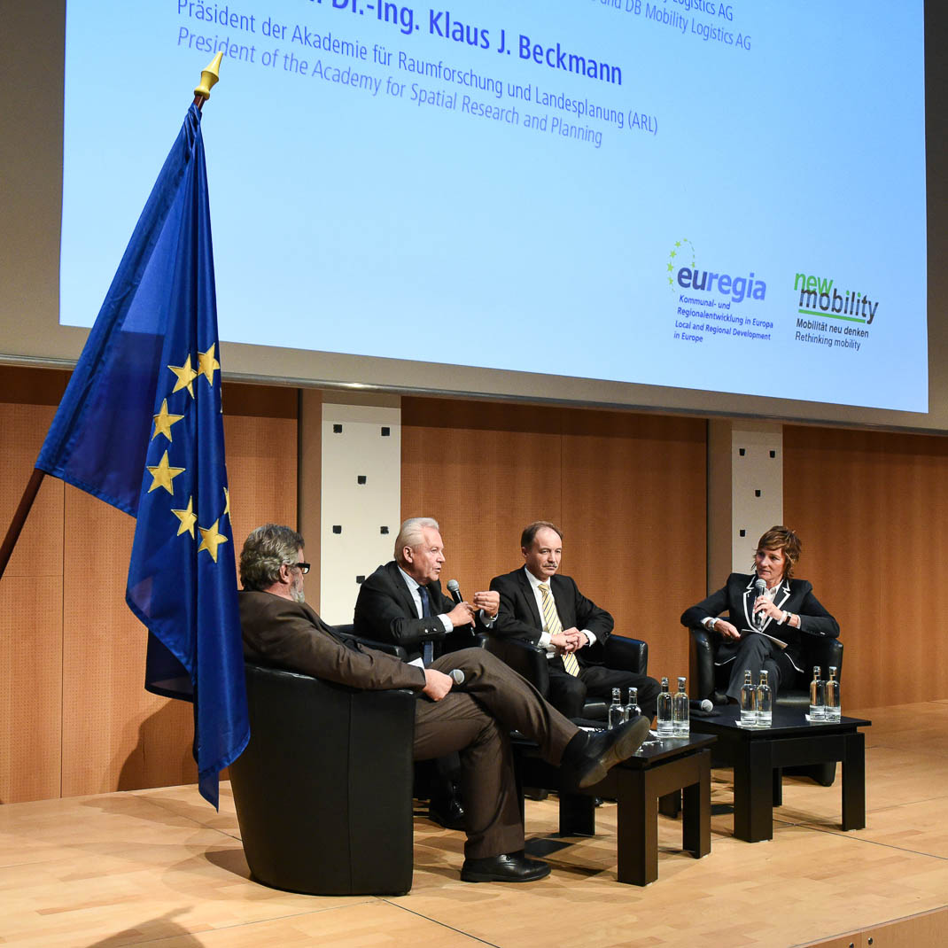 Angela Elis bei einer Konferenz zur Elektromobilität