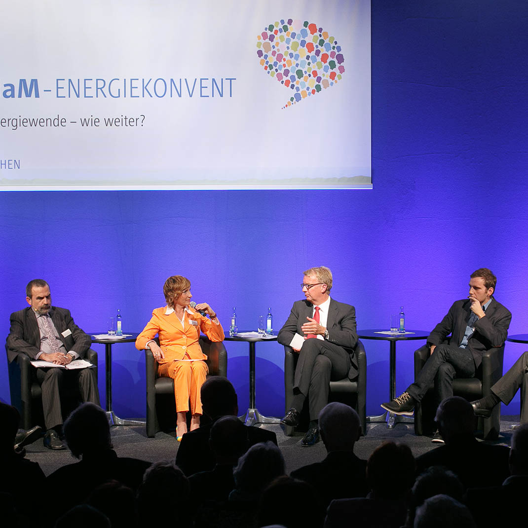 Angela Elis moderiert einen Energiekonvent