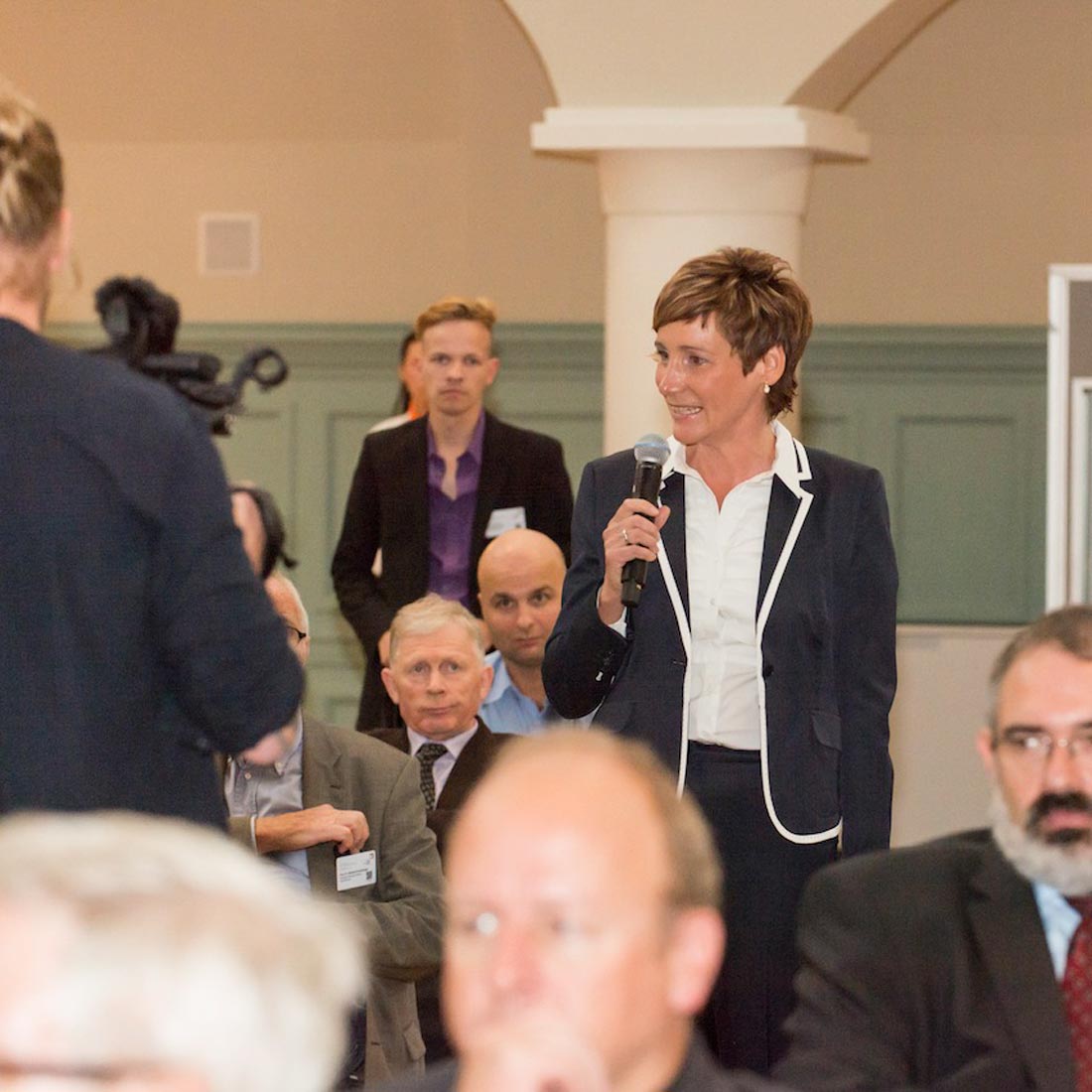 Angela Elis moderiert den Bundeskongress Nationale Stadtentwicklungspolitik
