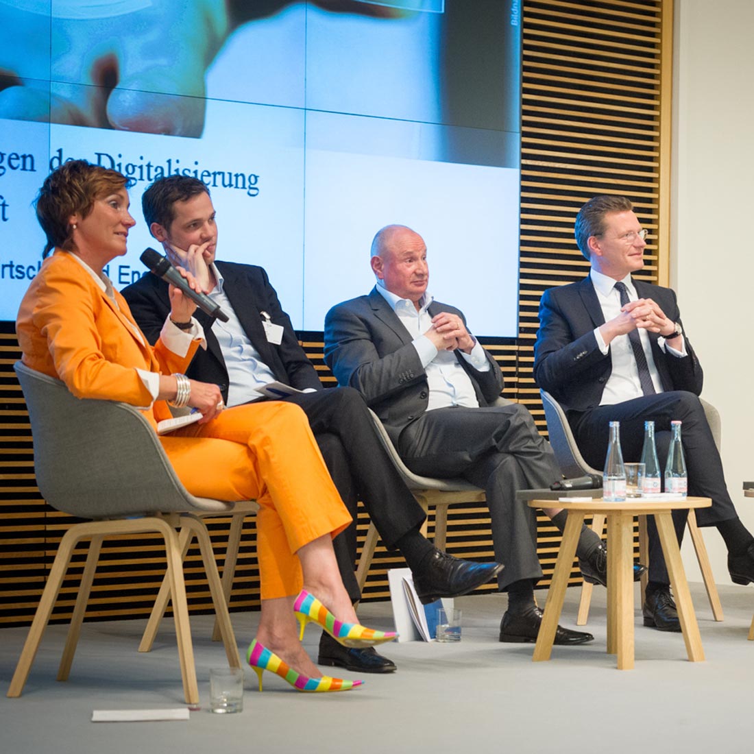 Angela Elis moderiert eine Dialogveranstaltung für ein Bundesministerium
