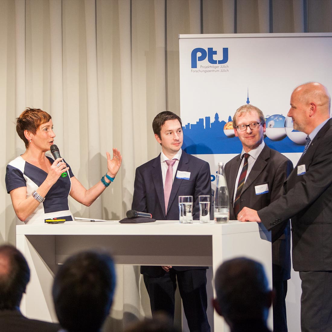 Angela Elis als Moderatorin bei einer Wissenschaftsveranstaltung