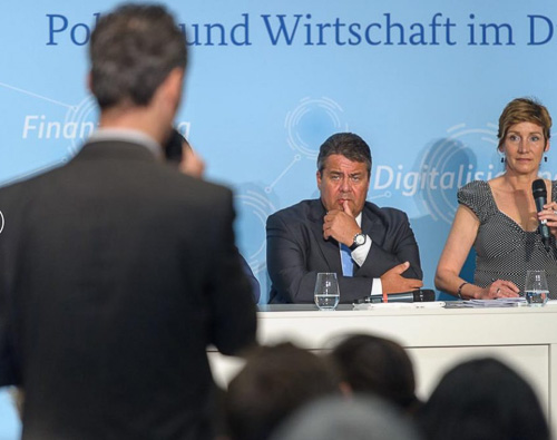 Angela Elis als Moderatorin bei einer politischen Veranstaltung