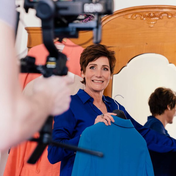 Angela Elis konzentriert im Gespräch