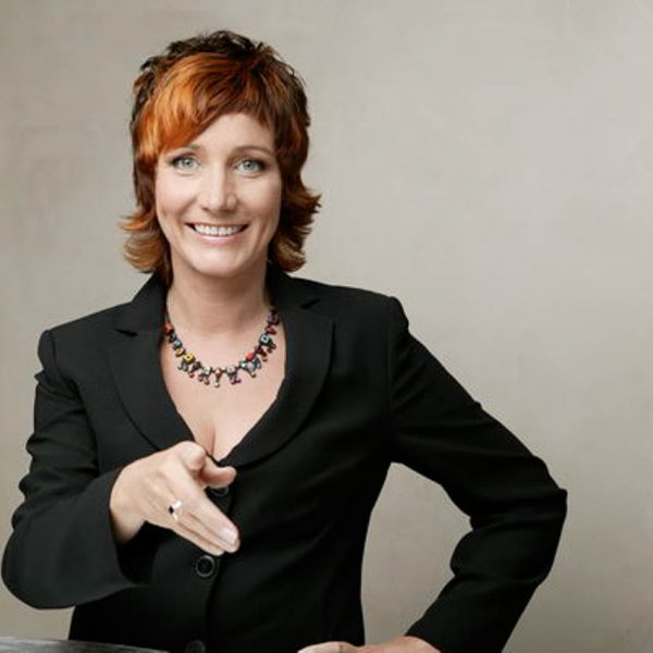 Angela Elis auf der Bühne im Scheinwerferlicht