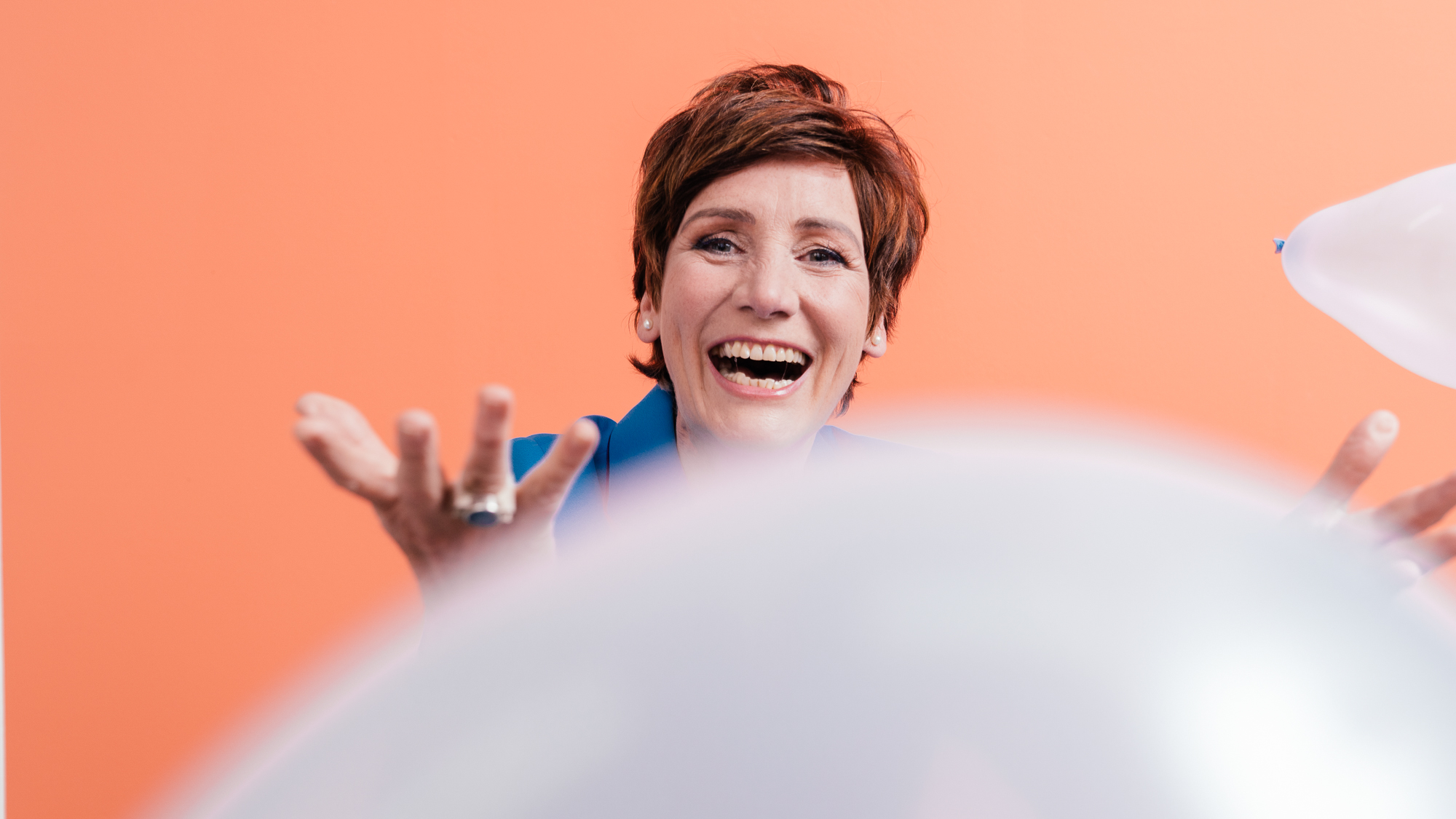 Porträt von Angela Elis, Moderatorin und Kommunikations-Expertin